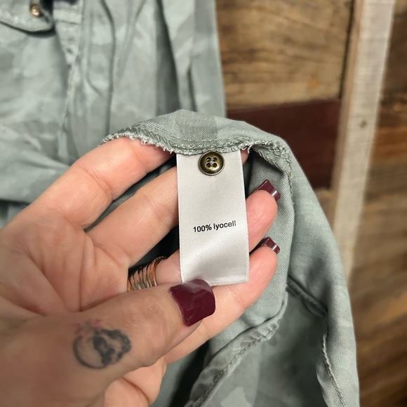 Maurices women’s Camouflage button-down shirt, size 3 sorry about the wrinkles - Picture 5 of 6